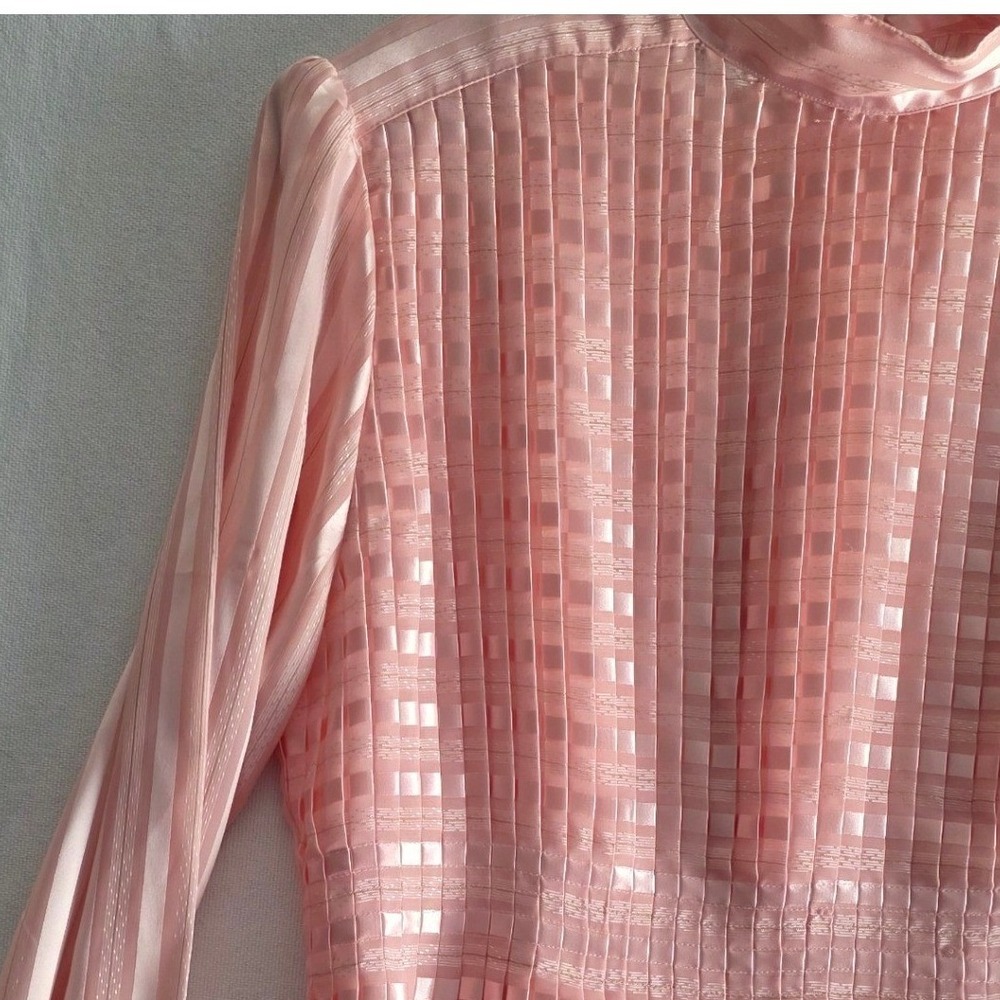 Vintage Petite Illustrations Peach Pink Shiny Satin Blouse 8P Pleats Fitted - Picture 7 of 11